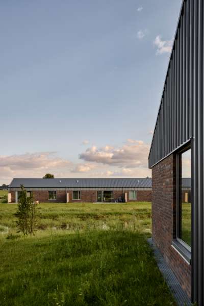 Fortid og fremtid mødes i stålbeklædte rækkehuse med historie i baghaven, Jernaldervej 8, 8600 Silkeborg